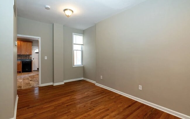 Building Photo - 925 N Pine St