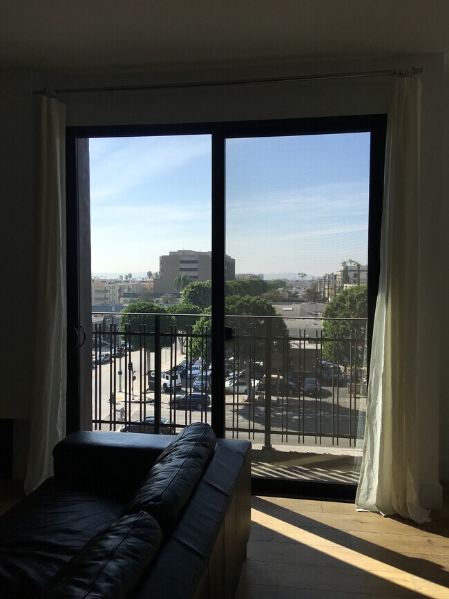 Foto del edificio - 8811 Burton Way