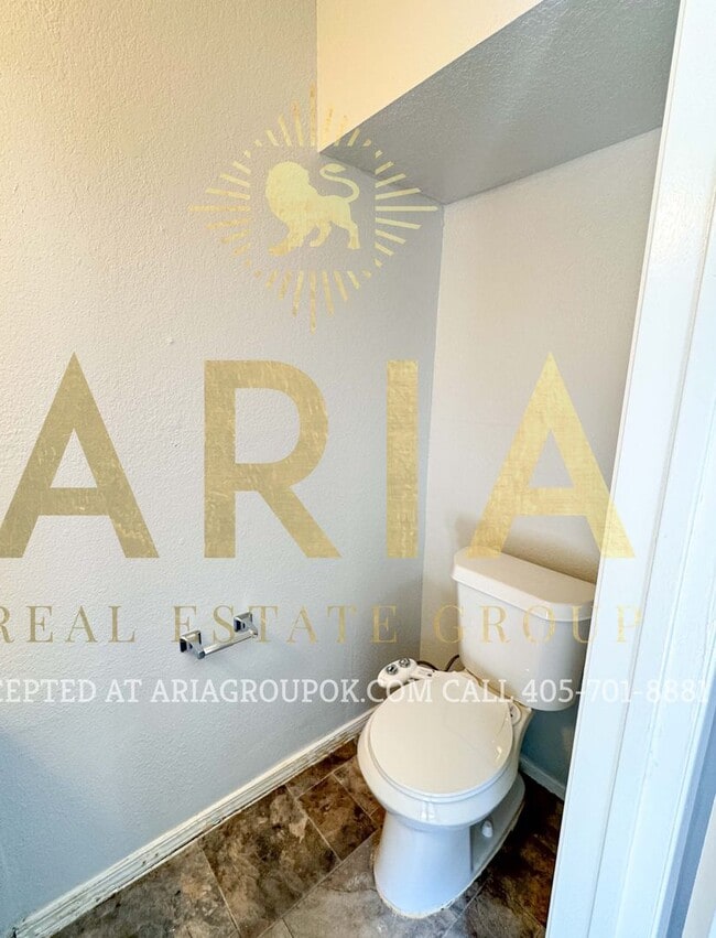 Building Photo - AVAILABLE NOW! East Norman 2 bed/1.5 Bath ...