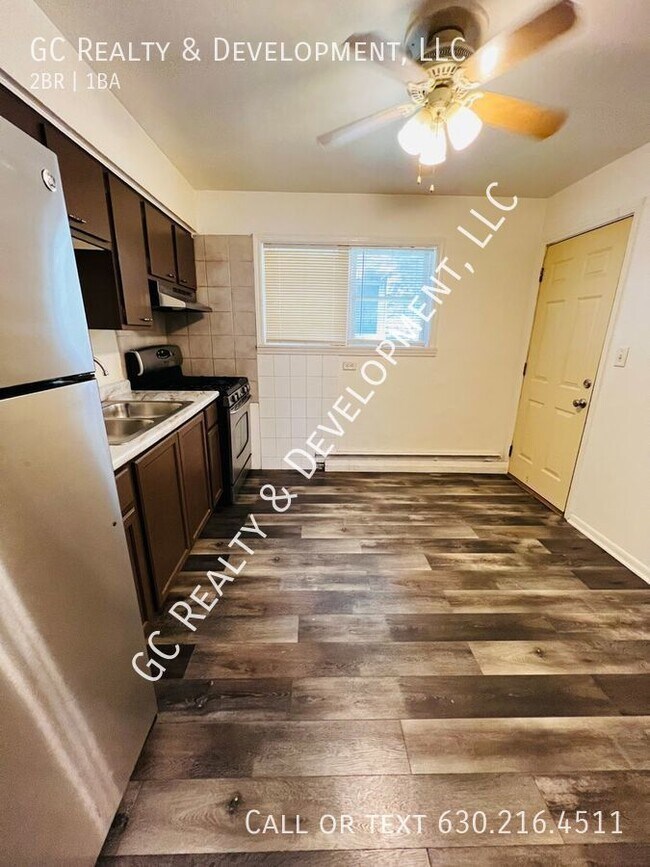Building Photo - *** 2 BDRM / SUMMIT LOCATION / APPL INCL /...