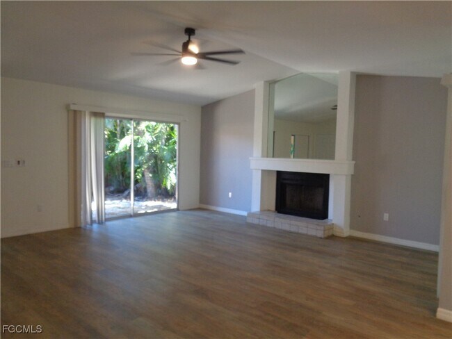 Foto del edificio - 6429 Royal Woods Dr
