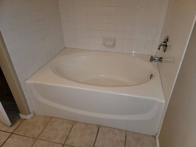 Foto del edificio - 2 story condo with 1 bedroom loft, 2 bathrooms and a 1 car attached garage.