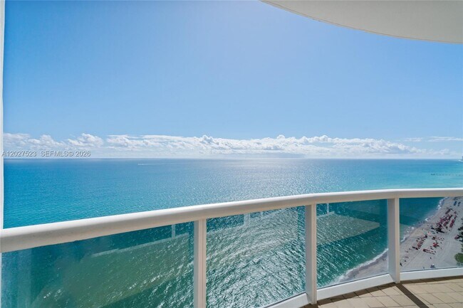Foto del edificio - 18201 Collins Ave