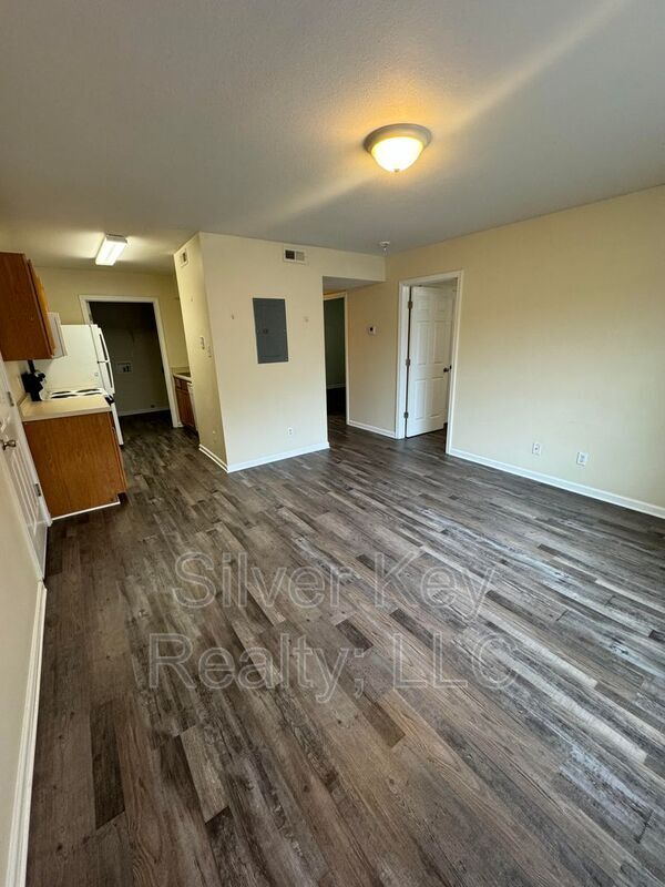 Building Photo - 220 Willow Creek Drive