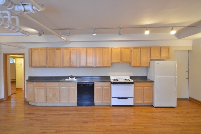 Building Photo - 3449 N Sheffield Ave