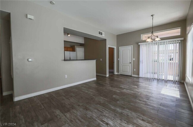 Building Photo - 2305 W Horizon Ridge Pkwy