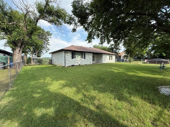 Building Photo - 6033 S 31st W Ave