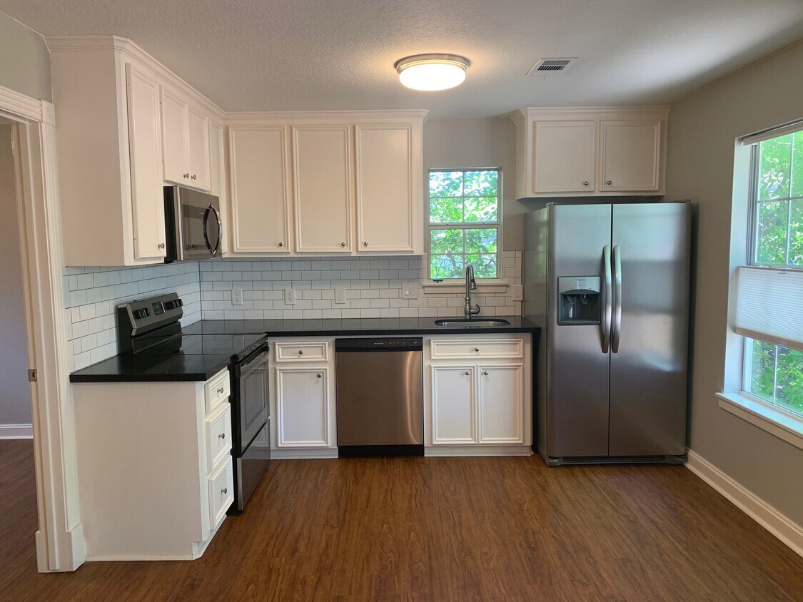 Foto principal - 228 W 27th St