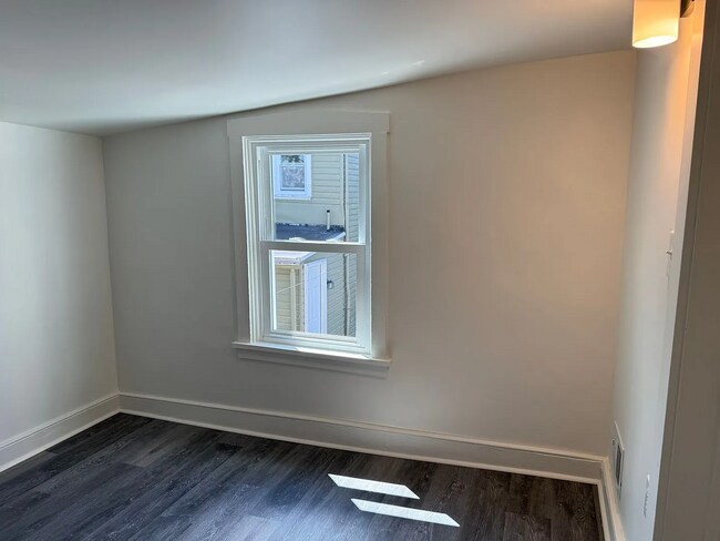 Foto del edificio - FULLY RENOVATED TOP TO BOTTOM!