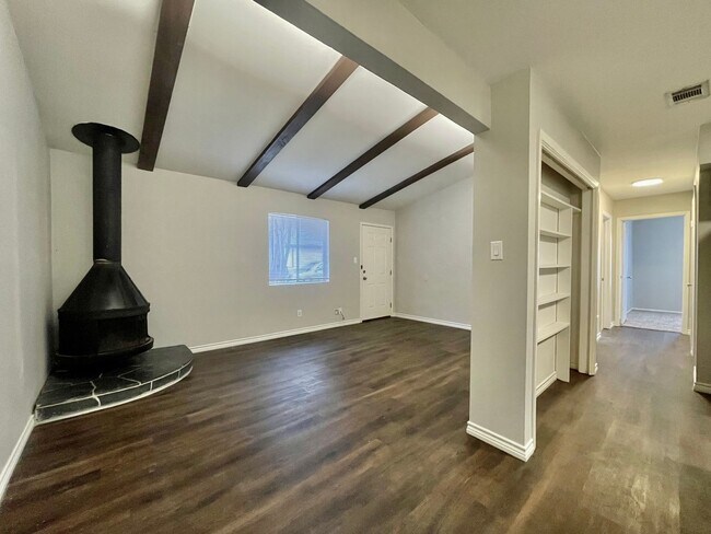 Building Photo - 1112 Hazelton St