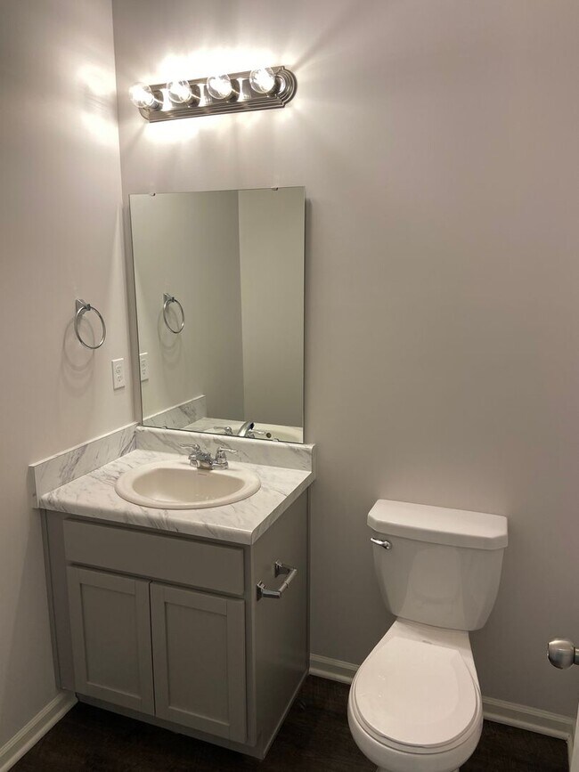 Foto del edificio - Easy Living Starts Here—Tour This 3-Bedroom, 2.5-Bath Oak Woods Home Beginning July 20!