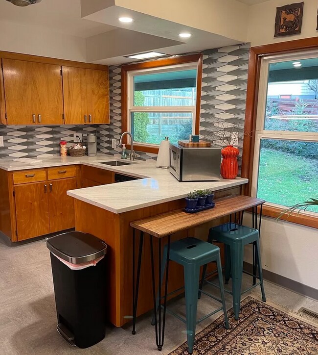 Building Photo - 2 Bedroom 1 Bath - Fully Furnished Home