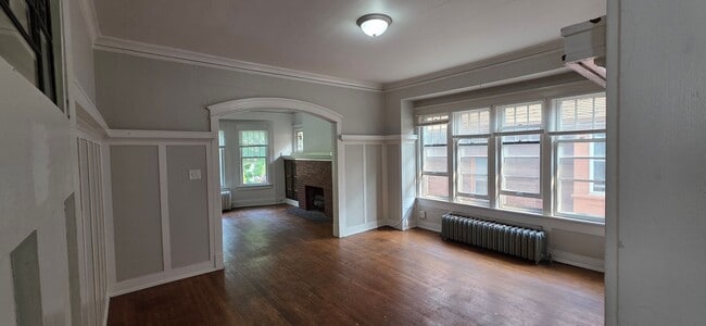 Foto del edificio - 3059 N Frederick Ave