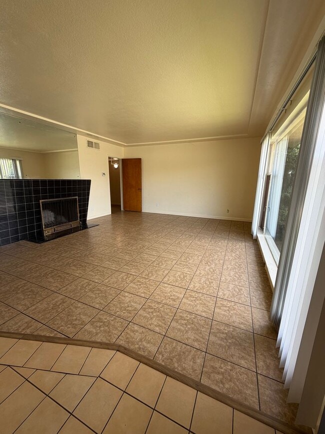 Foto del edificio - Large 3/3 Single-Family Home With Giant Yard