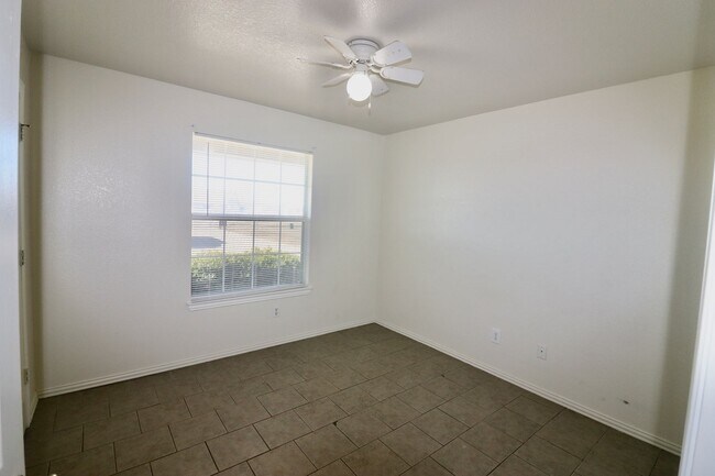 Foto del edificio - COMING SOON! FOR LEASE! Nice 3 BR - 2 BA -...