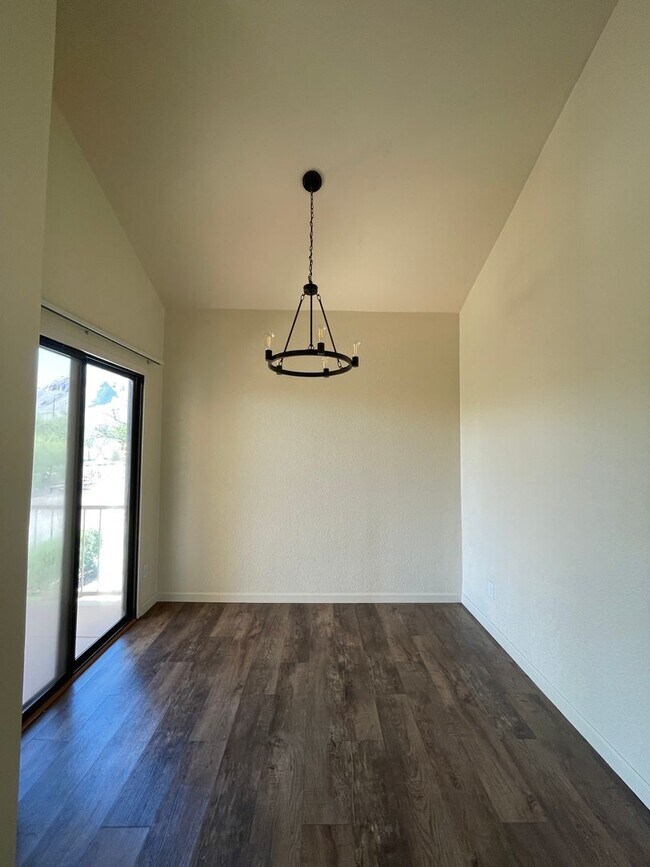 Building Photo - 2 Bed 2 Bath, Fabulous guard gated La Paloma!