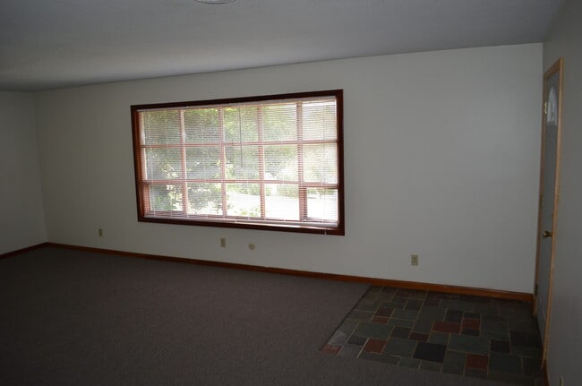 Foto del edificio - 93 Wonderhill Dr