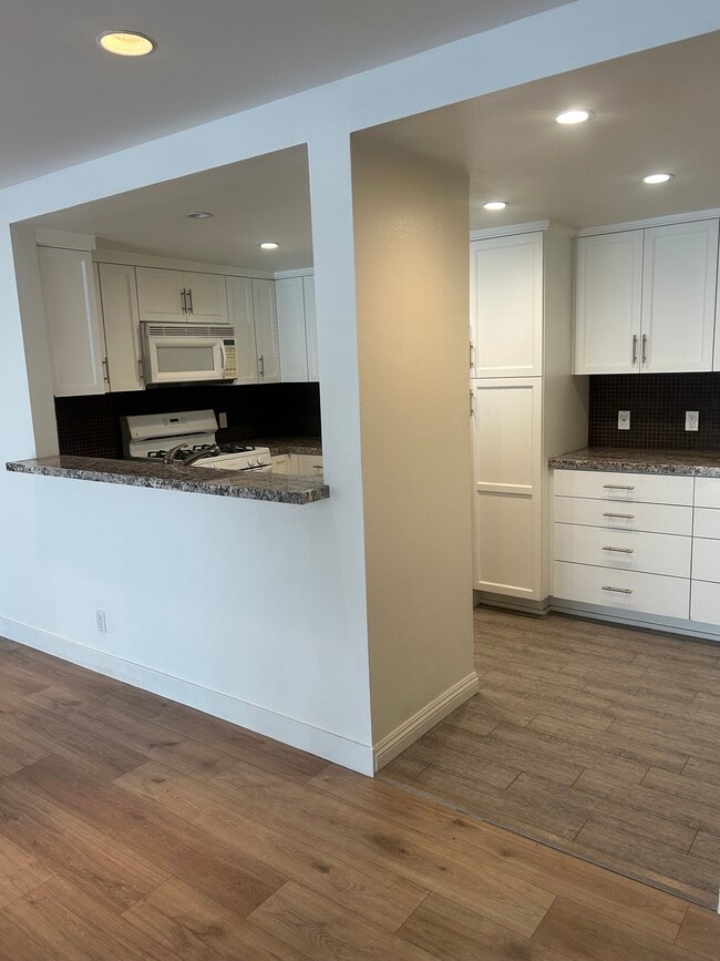 Breakfast Bar - 21650 Burbank Blvd