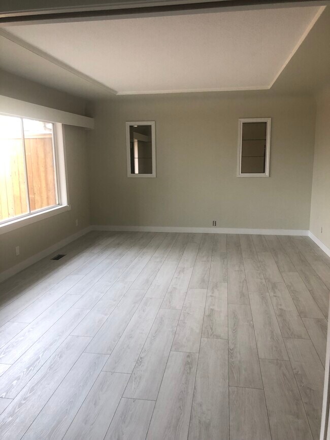 Grand salon avec sol et peinture rénovés - 11535 Millar Rd