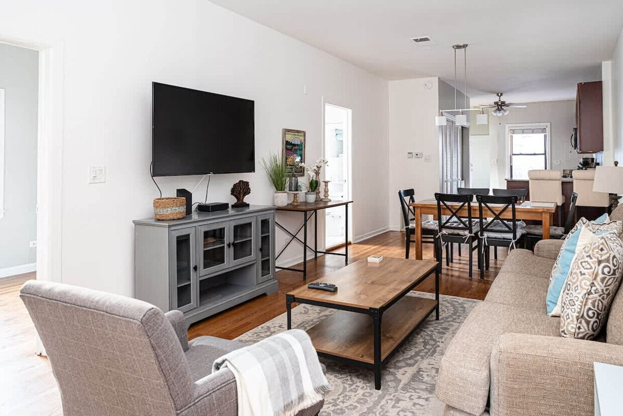 Primary Photo - 628 W Schubert Ave