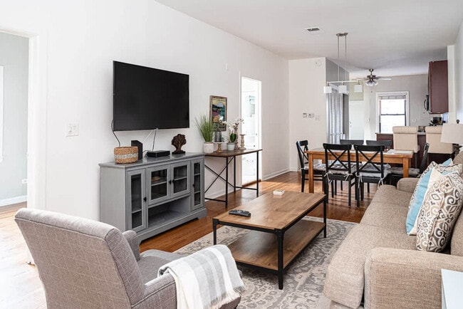 Building Photo - 628 W Schubert Ave