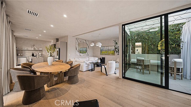 Foto del edificio - 8840 Ashcroft Ave