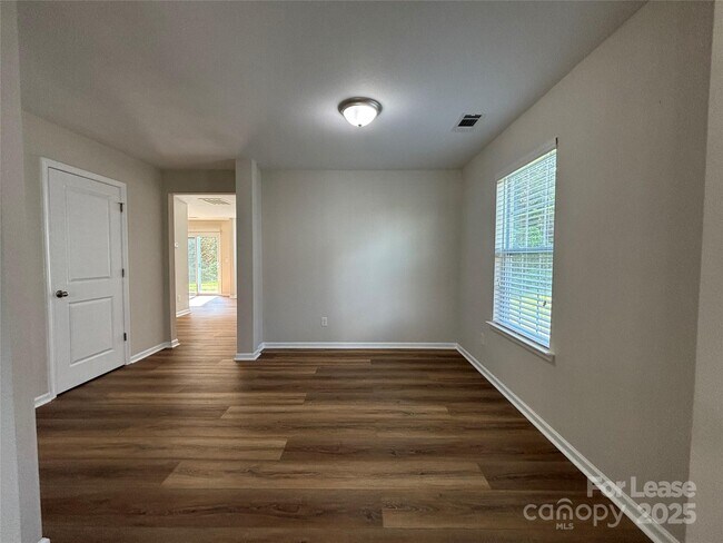 Foto del edificio - 117 Mossy Pond Rd