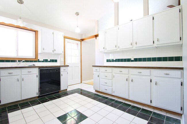 Foto del edificio - Coming Soon! 3 Bedroom / 2 Bath In Bellevu...