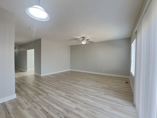 Building Photo - 583 Solano Dr