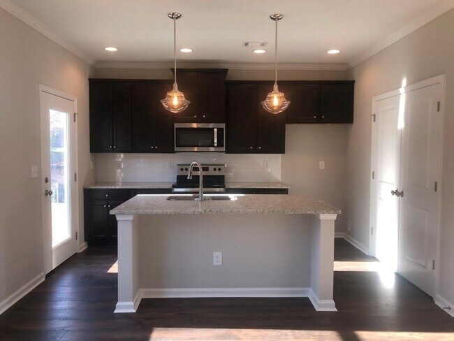 Building Photo - 221 Winterset Cir