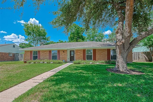 Foto del edificio - 8118 Twin Hills Dr