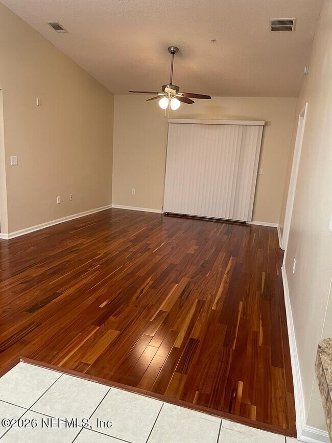 Foto del edificio - 6985 Ortega Woods Dr