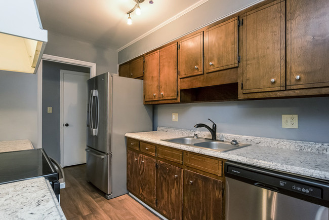 Building Photo - Charming 3 Bedroom Available Now!