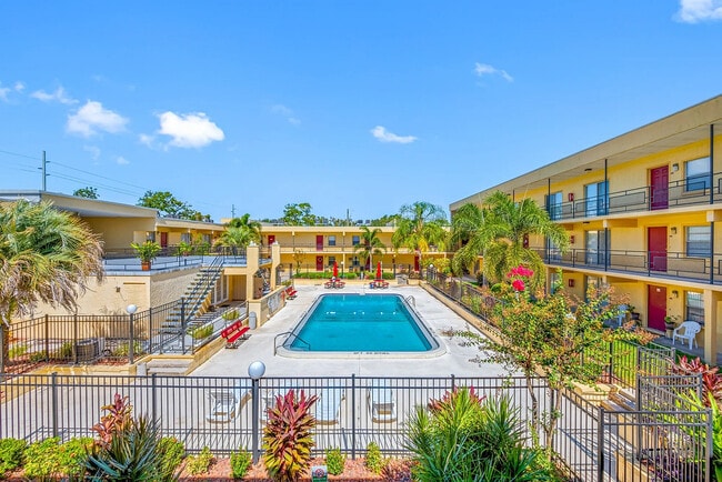 Exclusivo complejo de apartamentos con una lujosa piscina al aire libre, rodeada de exuberante vegetación tropical y modernas comodidades. - Parkview Apartments