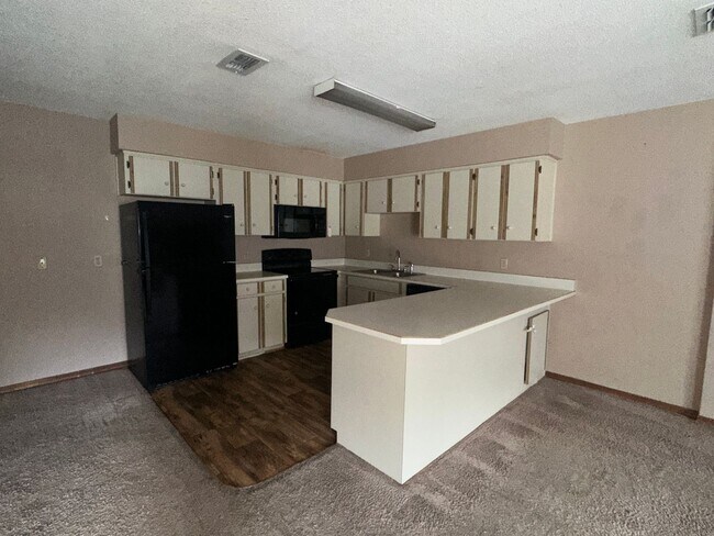 Foto del edificio - Spacious townhome with open floor plan.