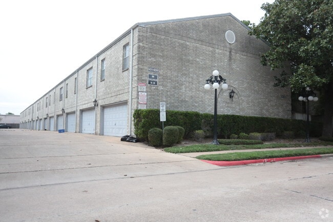 Building Photo - 3800 Tanglewilde St