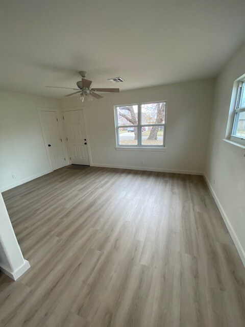 Foto del edificio - 1231 E Bryan Ave