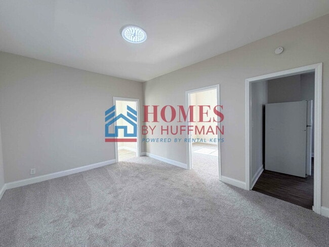 Building Photo - Two Bedroom House | One Bath