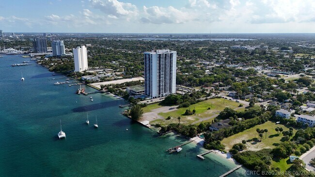 Building Photo - 5600 N Flagler Dr