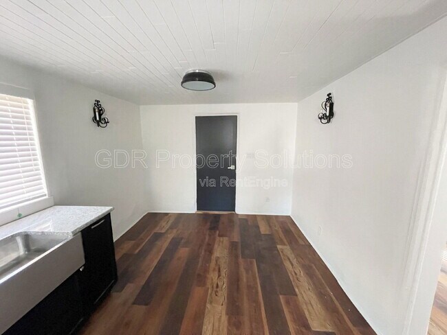 Foto del edificio - 300 San Pasquale Ave NW