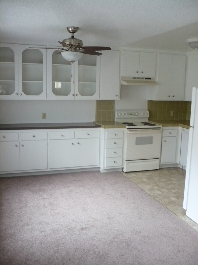 Typical kitchen - 8047 Redlands St