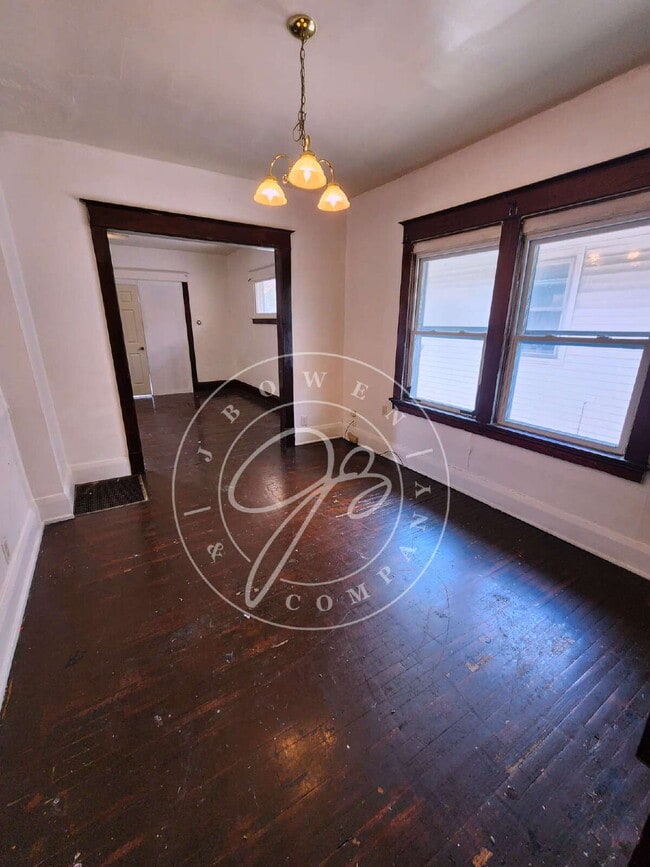 Building Photo - Spacious upper duplex with individual entr...