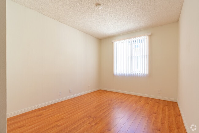 2BR, 2BA - 930SF - Kingsley Grand Apartments