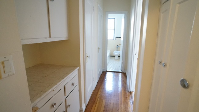 Building Photo - 2685 Creston Ave