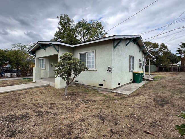 Foto del edificio - Charming 3-Bedroom Home with Spacious Yard...