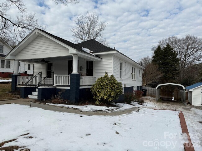 Foto del edificio - 318 N Academy St