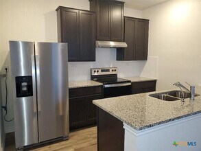 Building Photo - 559 Dakota Crk