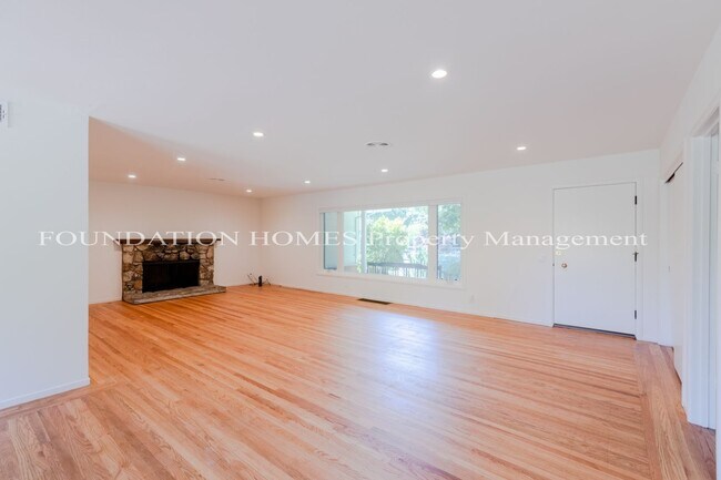 Building Photo - Sleepy Hollow 4bd/2.5ba One Level Home-w/P...