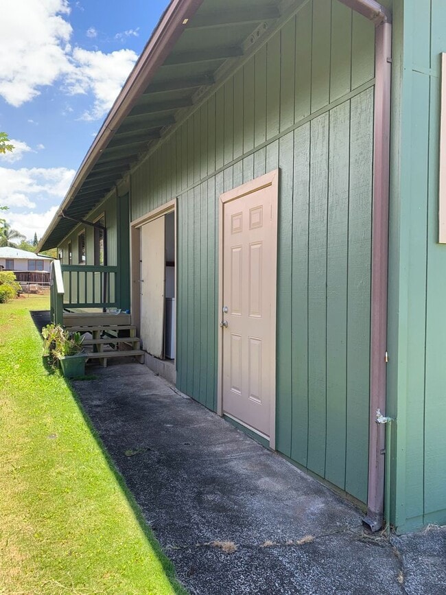 Building Photo - TCT - Higa