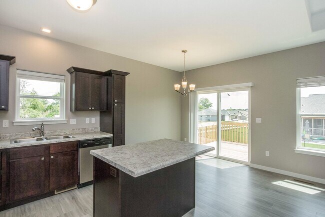 Building Photo - 4 bed/3 bath home East Side IC Easy Commut...